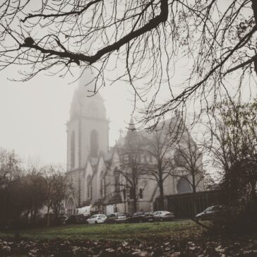 Die Pauluskirche im morgendlichen Novembernebel.