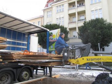 Abladen der Hütten die uns vom Heimatverein der Gartenstadt Möser überlassen worden