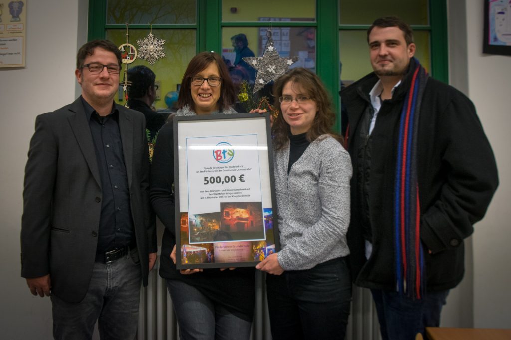 Spendenübergabe an den Förderverein der Grundschule "Annastraße" - v.l.n.r. Thomas Opp (Bürger für Stadtfeld e.V.), Anja Heinemann (Förderverein der Grundschule "Annastraße"), Katja Michels (Förderverein der Grundschule "Annastraße"), André Przyborowski (Bürger für Stadtfeld e.V.)