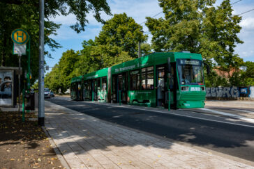 Erste barrierefreie Haltestelle auf der Großen Diesdorfer Straße in Betrieb genommen